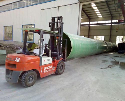 3噸租賃叉車協助管道搬運